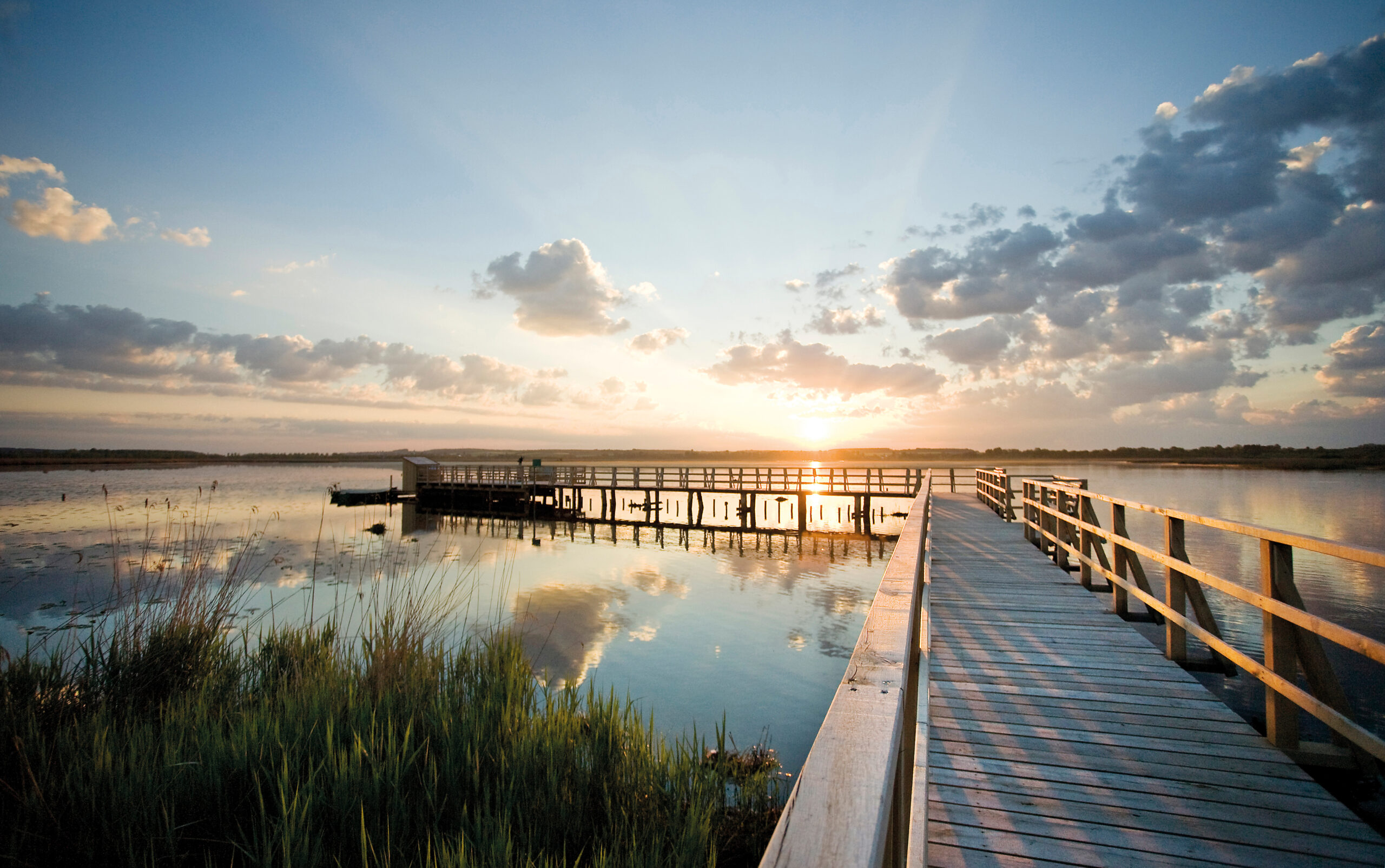 Bad Buchau, Federsee-Steg-Sonnenuntergang, Ferien rund um den Bussen (C) Tourist-Info Bad Buchau